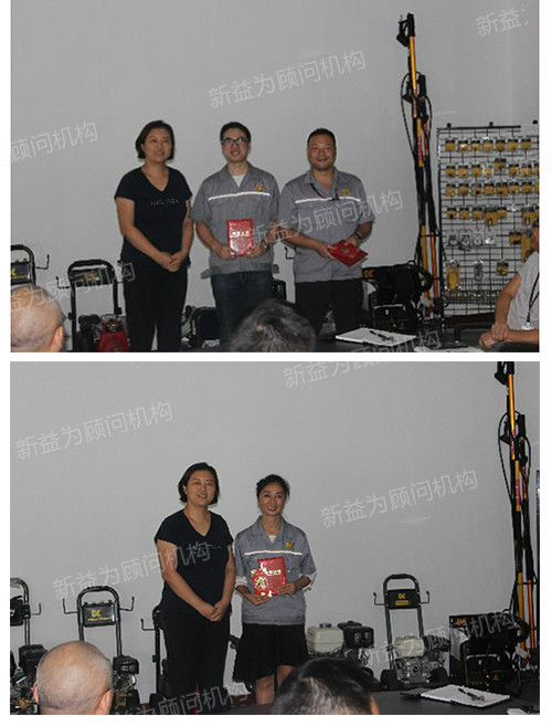 李總為各項目組頒獎 李總為各項目組頒獎